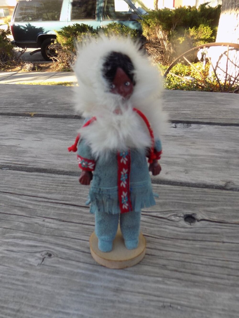 DOLL Small Eskimo Or Indian Doll Fur Collar Leather Clothes *